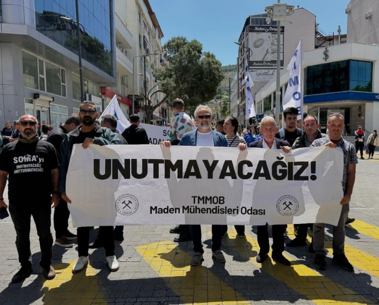 TMMOB Maden Mühendisleri Odası Zonguldak Şubesi olarak facianın 10. yıl dönümünde Soma da madenci anıtında yapılacak anma törenine katılım sağladı.