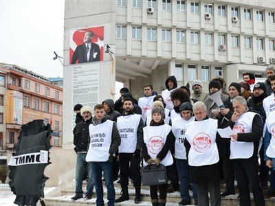 TMMOB ile ilgili torba yasası için Zonguldak Valilik önüne siyah çelenk bırakılarak, basın açıklaması yapıldı.