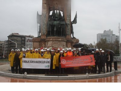 4 Aralık Dünya Madenciler Günü`nde Taksim Cumhuriyet Anıtına Çelenk Koyma Töreni Düzenlendi