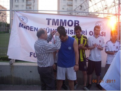 TMMOB Maden Mühendisleri Odası İzmir Şubesi ve DEU Öğrenci Temsilciliği&#8217;nin organize ettiği Uygur Urcun Halı Saha Futbol Turnuvası tamamlandı. (01.06.2011)